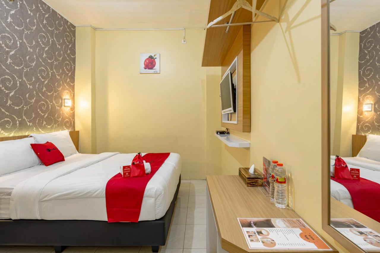 Reddoorz Near Dino Park Hotell Malang Exteriör bild