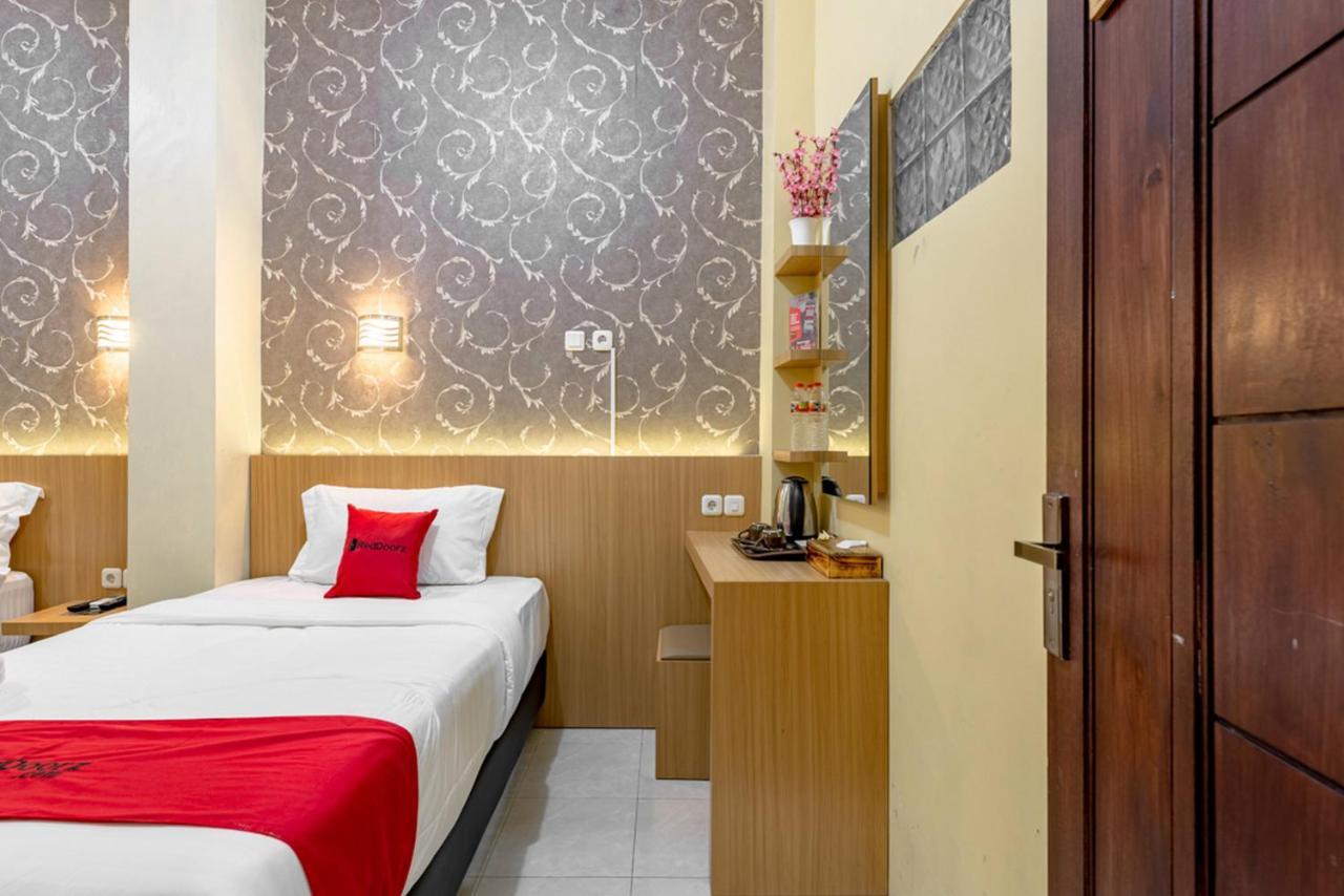 Reddoorz Near Dino Park Hotell Malang Exteriör bild