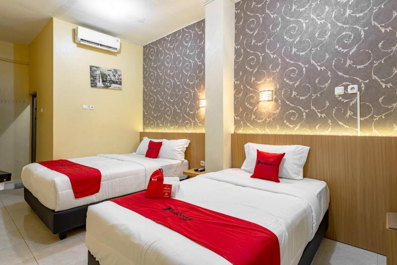Reddoorz Near Dino Park Hotell Malang Exteriör bild