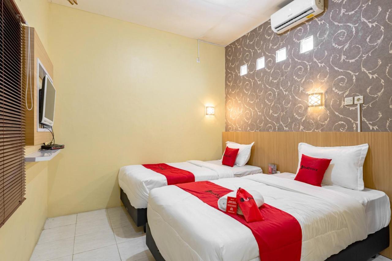 Reddoorz Near Dino Park Hotell Malang Exteriör bild