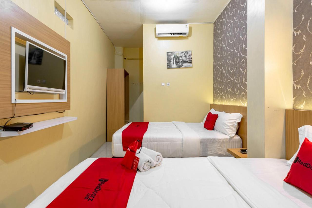 Reddoorz Near Dino Park Hotell Malang Exteriör bild