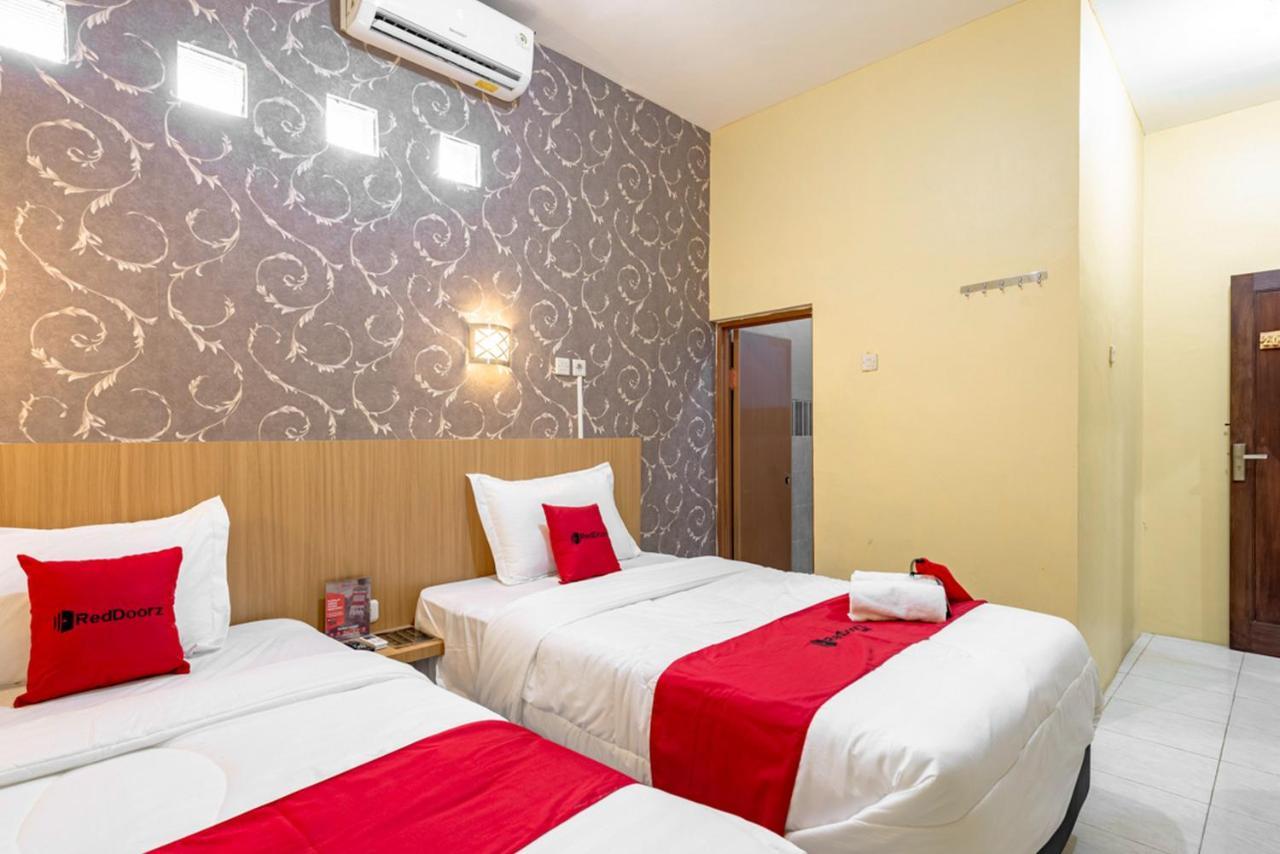 Reddoorz Near Dino Park Hotell Malang Exteriör bild